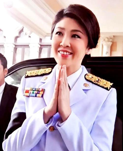 他信终获完全赦免，彻底告别近三年司法拉锯。其妹英拉虽多项刑责已撤，但“大米案”百