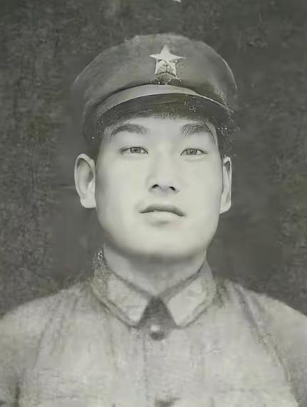 2013年，原工兵一团政治处的宣传干事韩维民，去麻栗坡烈士陵园给战友王悦发扫墓，