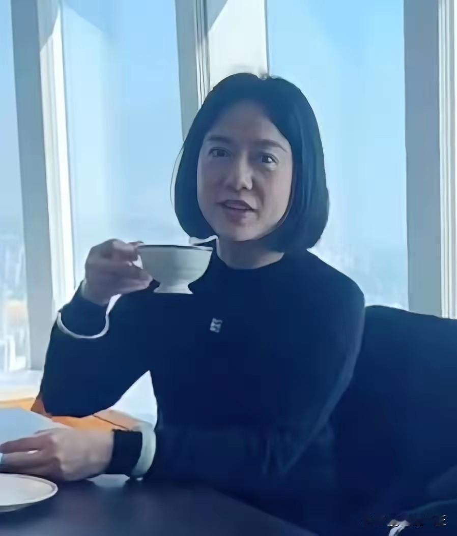 虽说杨老走了，翁帆还是一如既往的，保持着早睡早起的习惯，早上在胜因院打太极。