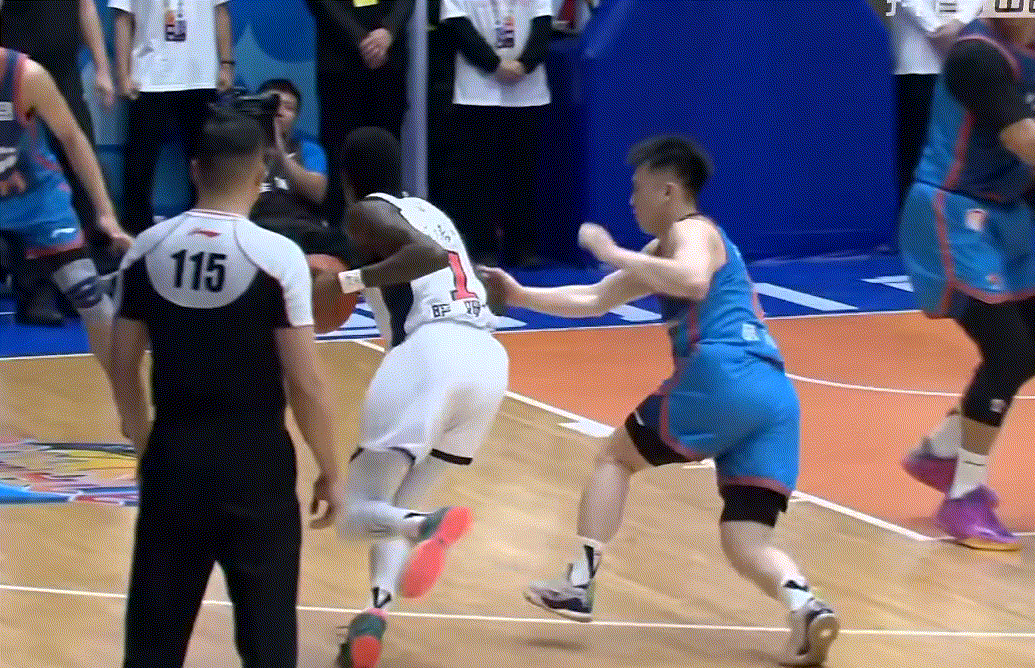 广东队开局瞬间领先两位数，萨姆纳火力全开，徐杰底角三分两连击，我嘉哥依然稳定打铁