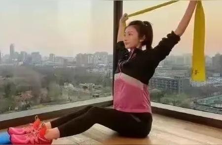 景甜：撕掉标签，她把自己活成了豪门本门凌晨三点，景甜甩出一张健身照，全网炸了锅