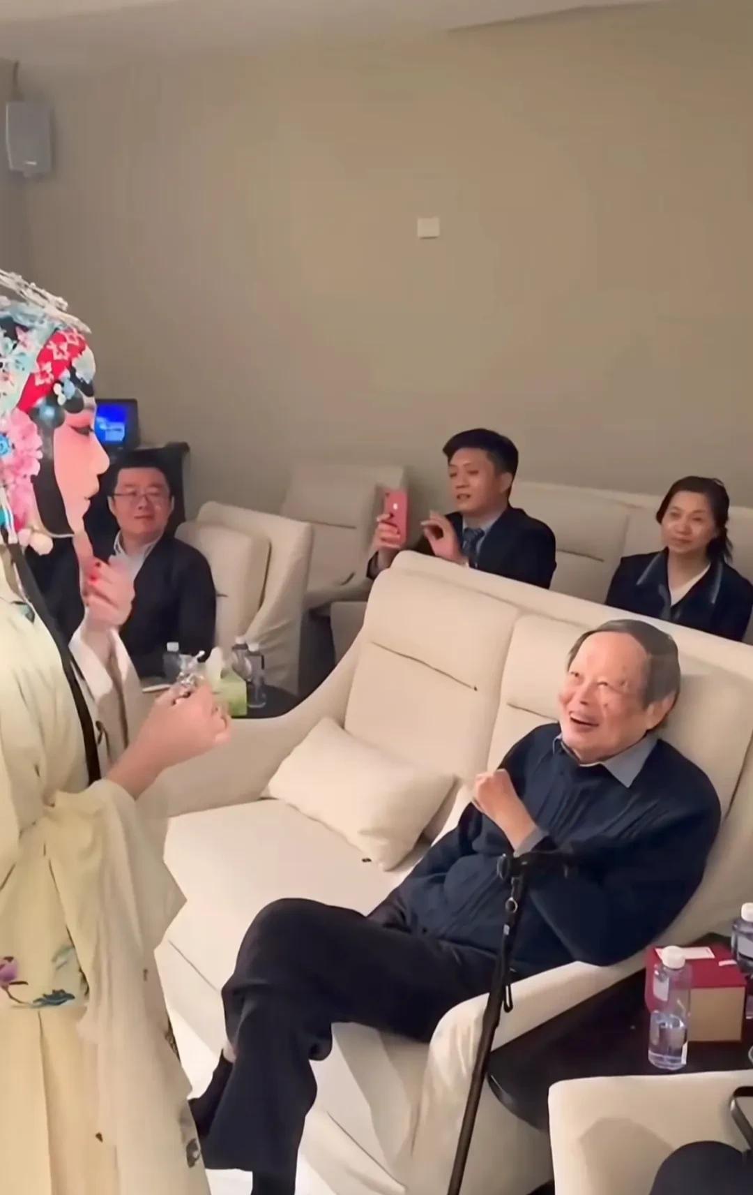 决定一个人寿命最重要一点就是基因，其次才是后天各种条件。看杨振宁103岁这状态，