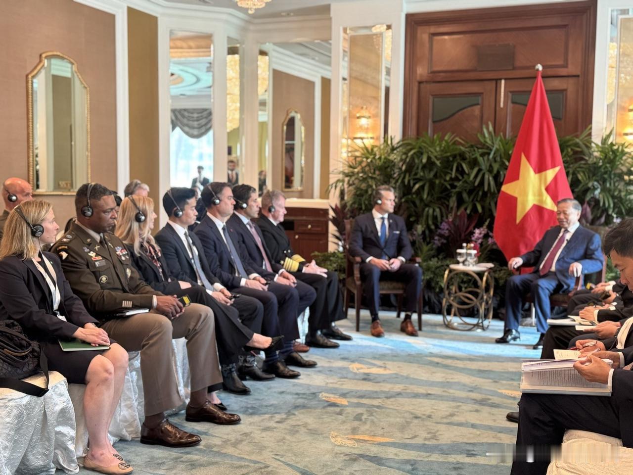 美国越南，风轻云淡。美国战争部长赫格塞思和苏林在新加坡举行会谈。一个是部长，一个