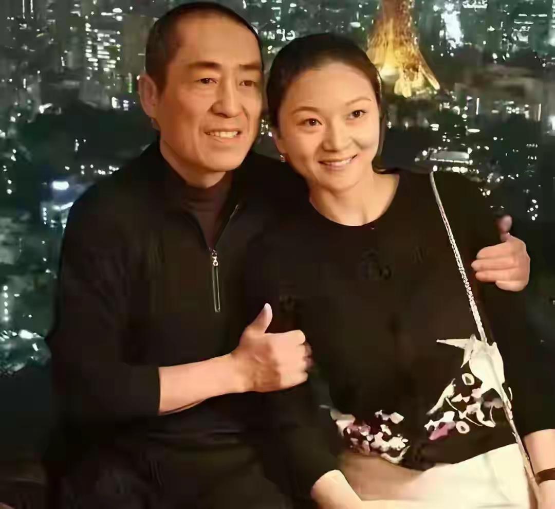 十多年前看张艺谋和陈婷，会觉得只是有点差距，至少张大导身形板正，自有一股气势