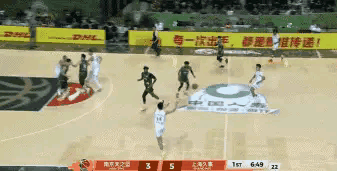 上海久事外援洛夫顿真是太猖狂了，他竟然敢在南京天之蓝的主场撒野。当时比赛进行到了