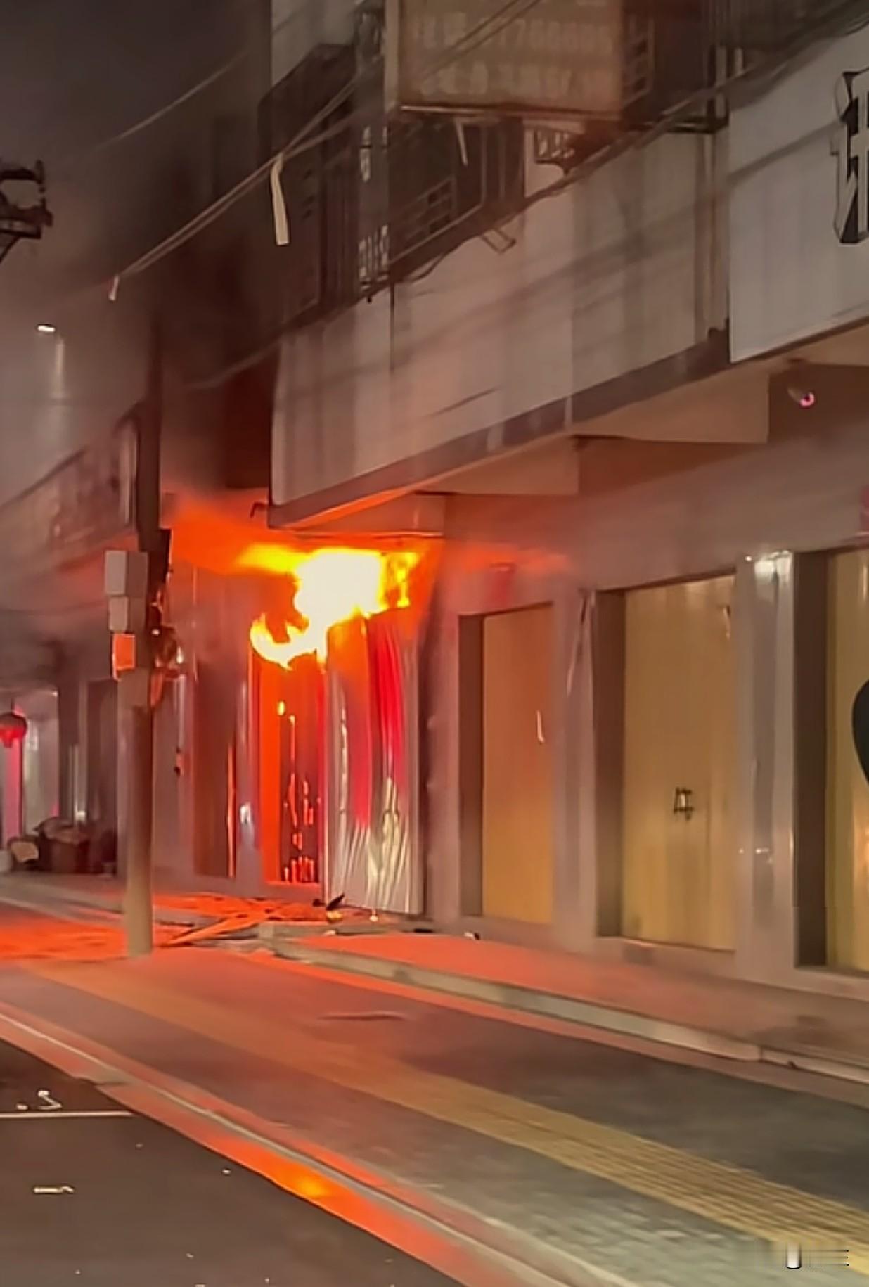 据知情人士透露：汕头火灾的自建房是全部三兄弟➕父母➕一位祖奶奶还有孩子们一共