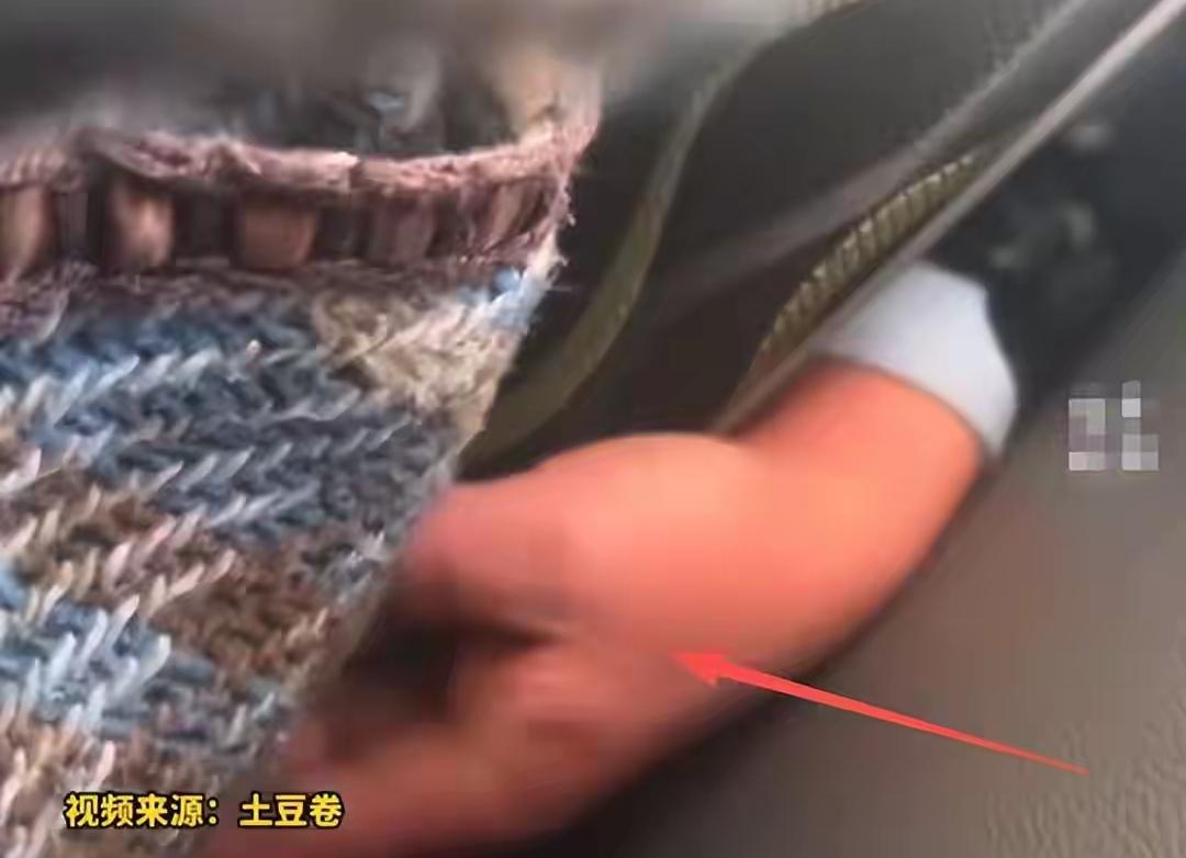 “整个车厢没有一个人站出来帮助我”重庆女孩坐公交被猥亵后如实的说。重庆，女孩