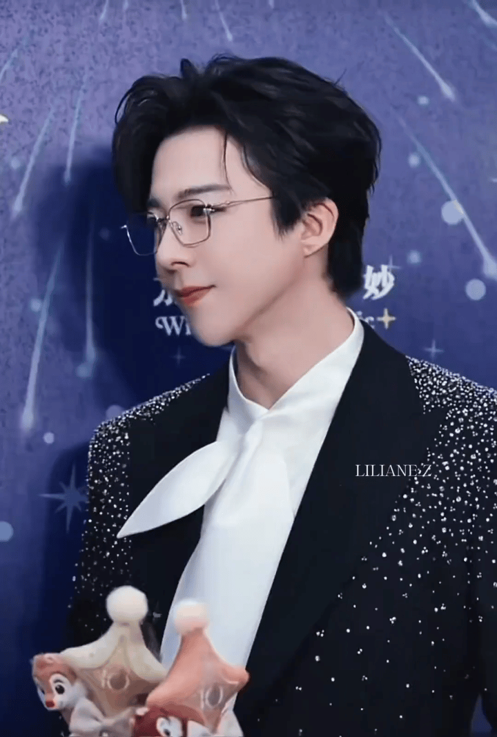 刘宇宁迪士尼王子回家刘宇宁作为唯一一位上海迪士尼五周年和十周年献唱主题曲的实力歌