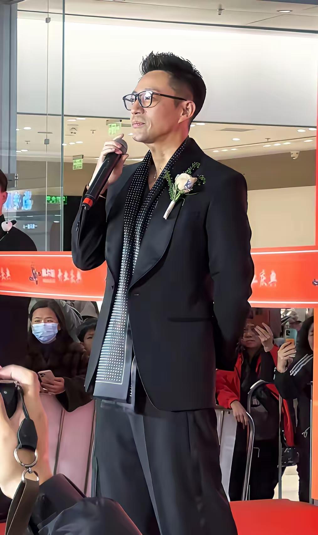 他在前妻面前半点骨气都没有，甚至过份到极点，做什么都可以忍，可对母亲却可以在大庭