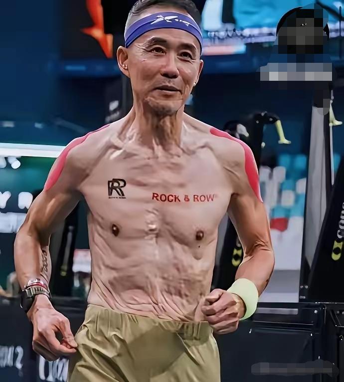 说实话真的很佩服王石对健身的这份执着。但是欣赏不来他这身肌肉太难看了，皮松弛垮塌