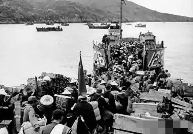 1955年，大陈岛1.7万村民被蒋介石用美军军舰分4批带走，登船时，村民身上佩戴