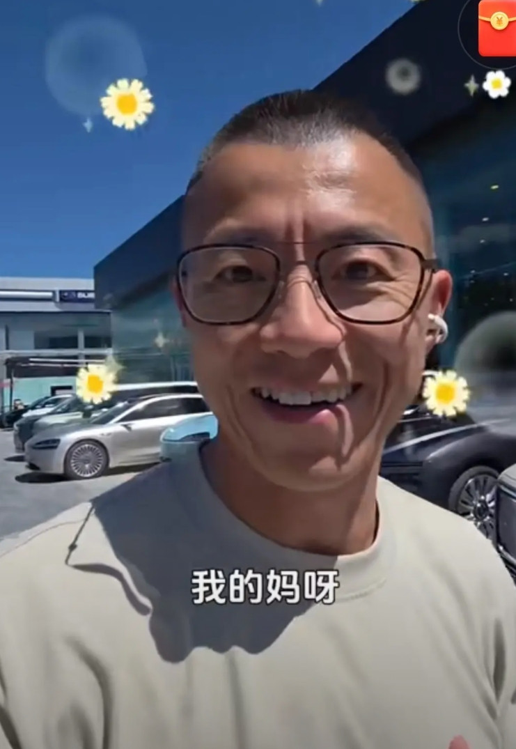 陈震拿劳斯莱斯闪灵与尊界S800比！首先是尊界，他今天开的就是他自己选的那个