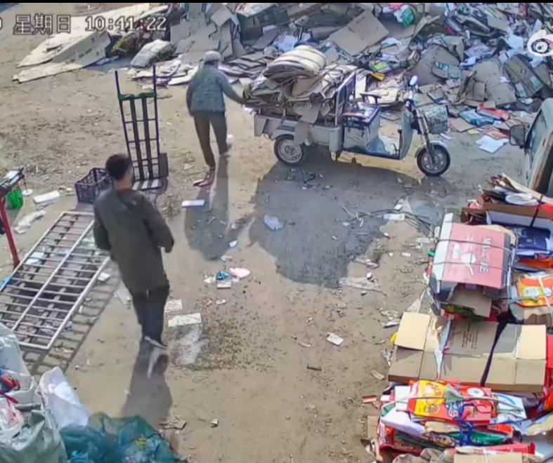 山东一大娘拉一车废品去卖，20斤的货掺假80斤，被老板当场打假。看这个大娘是三轮