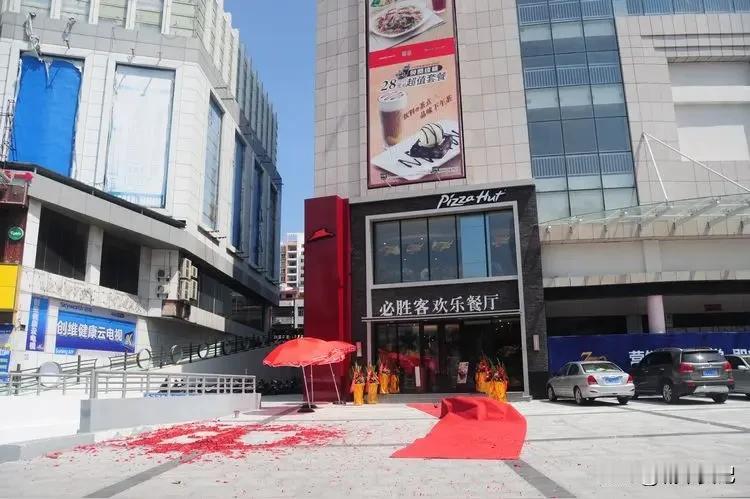 这就是宿迁的实力啊，大城市啊，第六家必胜客即将开业。隔壁是肯德基。有的地级市只