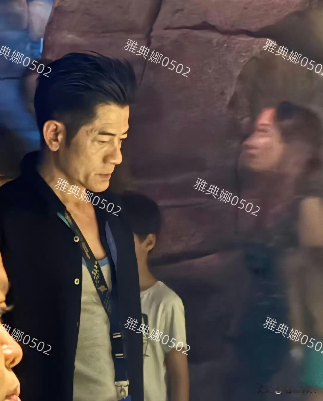 新加坡海洋馆偶遇郭富城一家郭富城本人并不年轻她皮肤松垮皱纹深眼袋也很明显，真