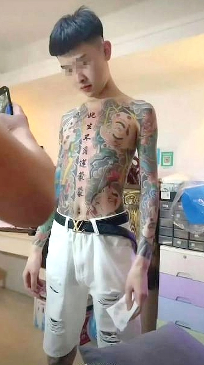这孩子，这一辈子算废了！不知成年未成年，若未成年，这纹身店老板已经犯法了吧