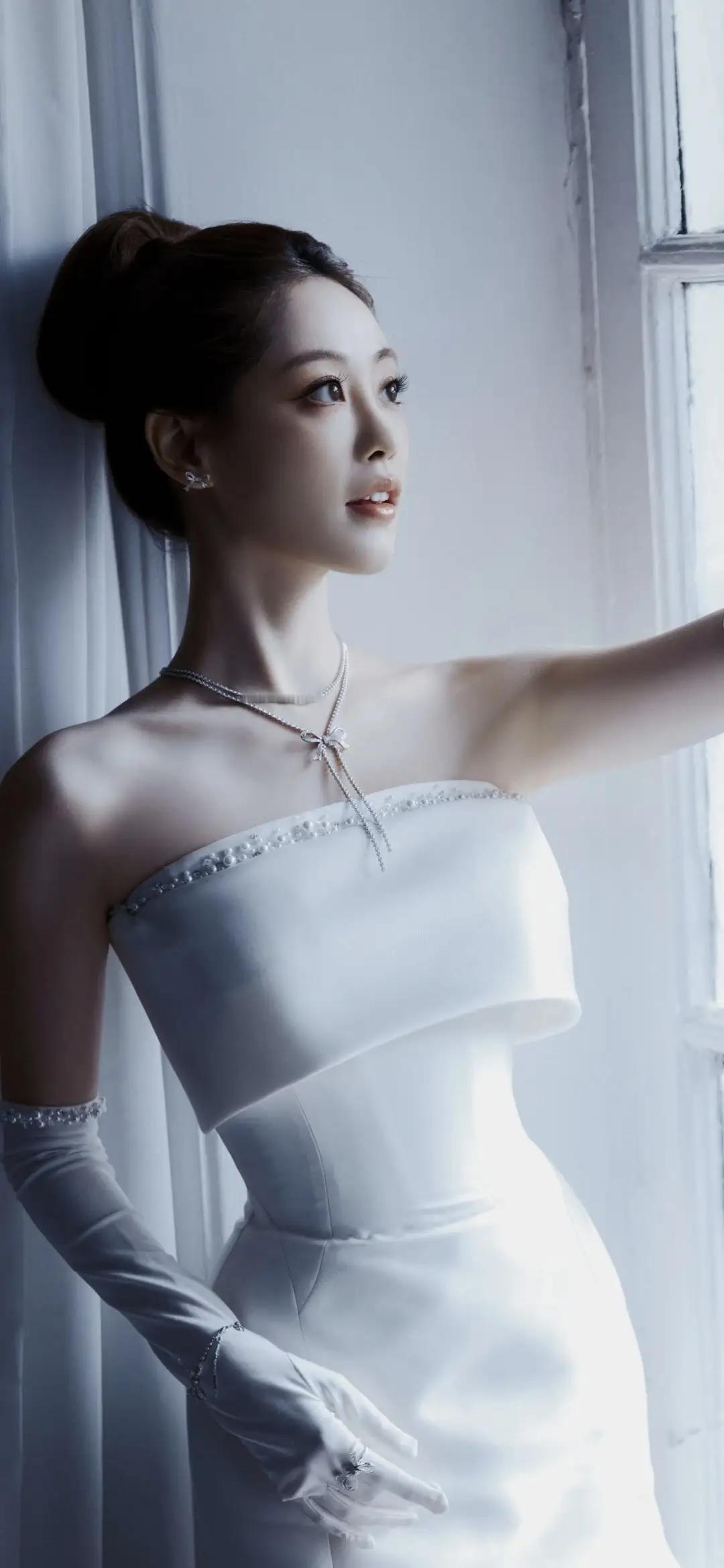 美女壁纸～一袭白色抹胸长裙的祝绪丹，举手投足间尽是风情