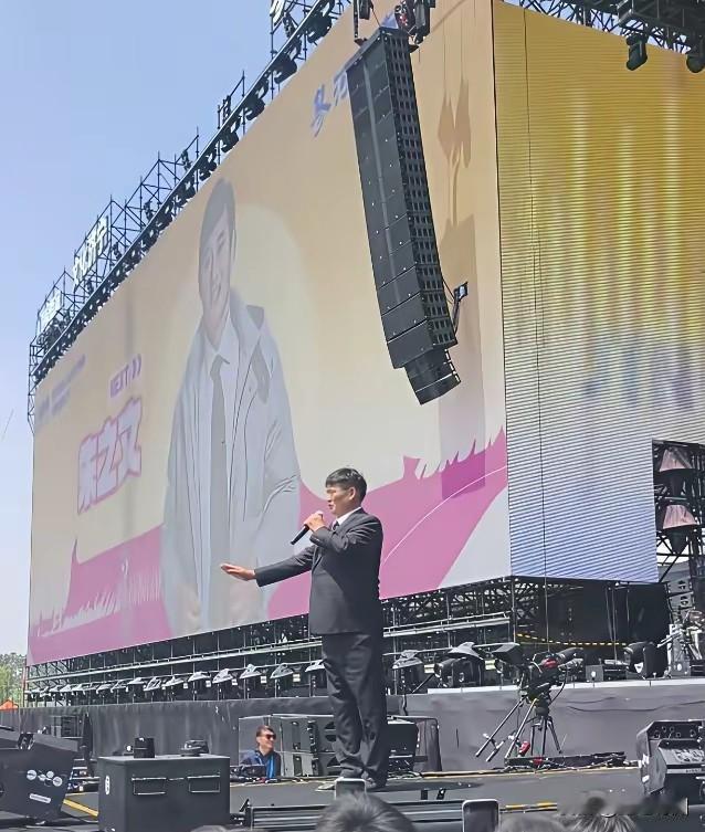 大衣哥应该是所有草根中最值得尊重的一位，红了这么多年，人家从来没有改变自己的本色