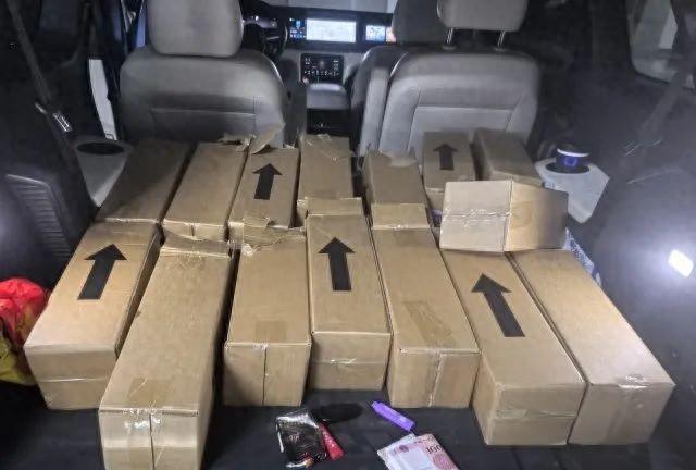 “小小保安立大功！”杭州一小区保安拦下一辆货车，例行检查后，立马报警，并要求对方