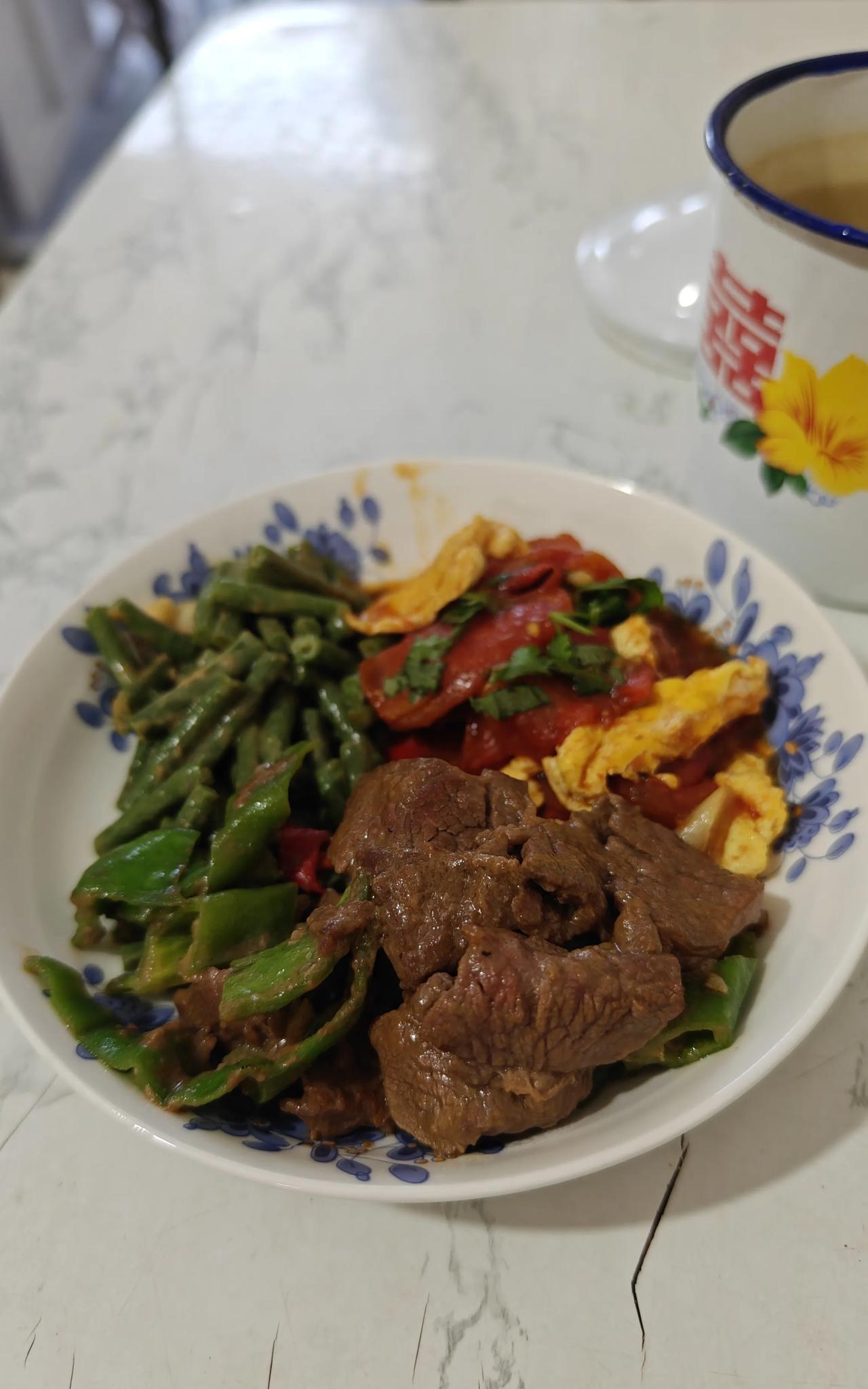 老张没在家，上午邻居大哥帮忙给换了水龙头。晚上，邻居大姐知道我一个人在家，又端来