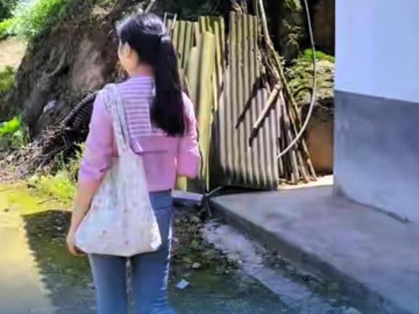 55岁的男子，抛妻弃女追旧爱有多惨？刘某今年55岁，年轻时是油田公司的工程