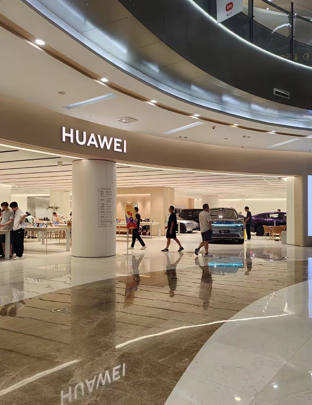 谁说华为店不卖问界了？华为店里问界M9展车还在啊！不过问界M6，M7，M8是没了，而是上了享界S9T