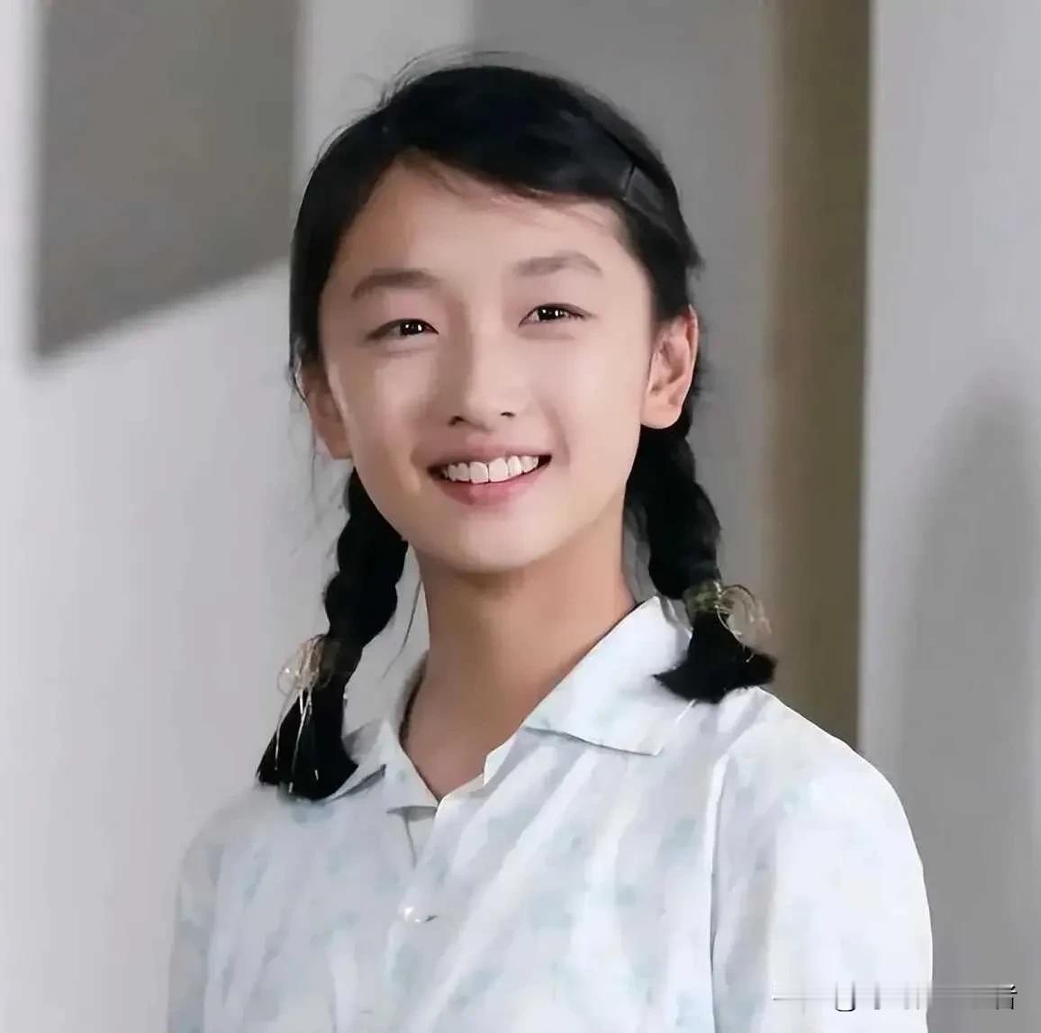 周冬雨真的变成熟了，更有魅力了，谁说周冬雨土气，只不过是当初为了塑造人物显得有年