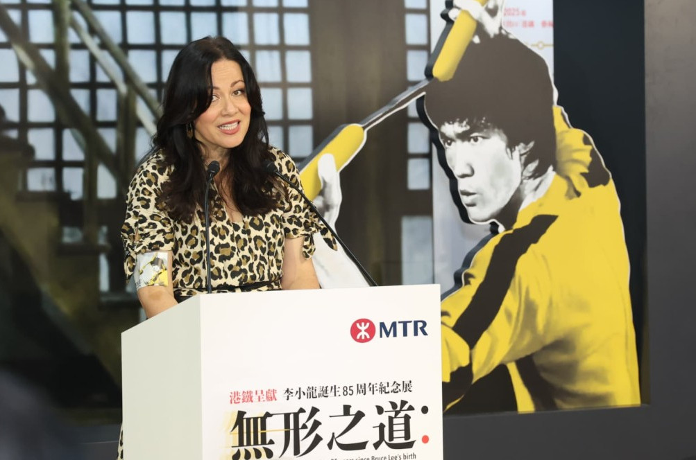 李小龙女儿李香凝与甄子丹，出席港铁举办的《李小龙诞生85周年纪念展：无形之道