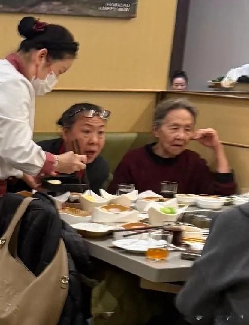 最近刷到吴彦姝奶奶和女儿吃火锅的照片，真的一眼就被吸引住了！老人家那股优雅真是刻