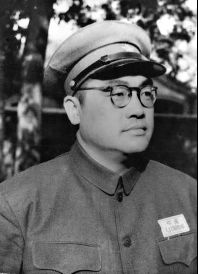他得知自己被拟定授予上将军衔时，自认水平没李克农高，贡献没前线指挥员大，于是诚恳