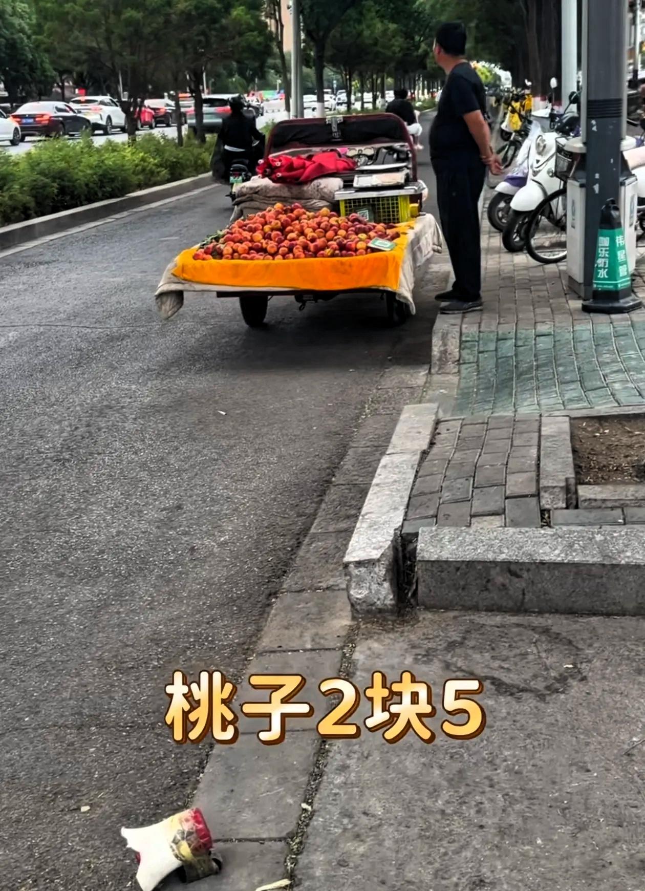 大爷喇叭循环放：“前面有交警，桃子两块五！”交警：“有时候我也很想报警！”银