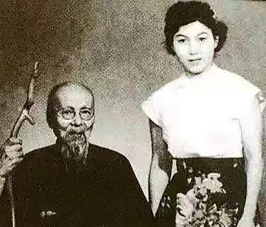 齐白石72岁时，四川省主席王瓒绪送他一个18岁的婢女。一年后，婢女哭诉着恳求离开