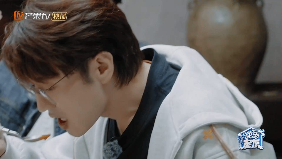 王铮亮嘴在逞强胃在投降亮哥被美食拿捏得死死的！从“得控制”到光盘行动，完美演绎