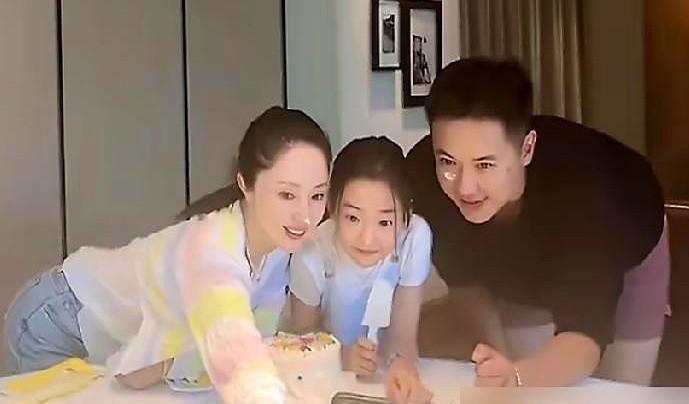 董璇这状态，哪像离过婚的？前夫现任坐一桌吃饭，她竟然还能满脸发光。女儿小酒窝