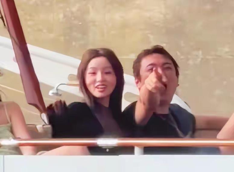 哈哈哈终于看到万达公子哥的女朋友懒懒的真面目。说老实话，这长相也就只有呵呵了。以
