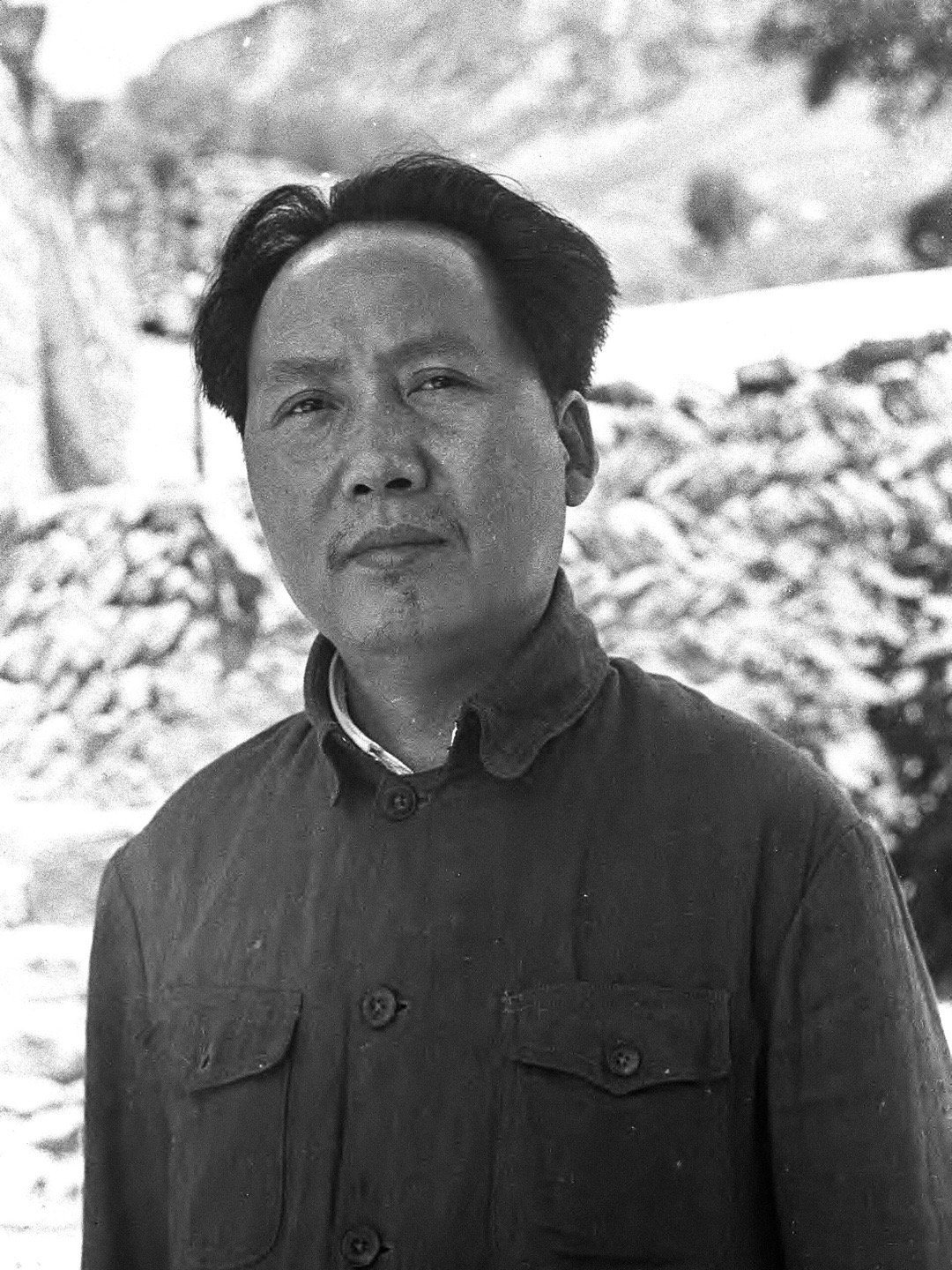 历史知识教员在延安，1944年。他只是站在那里，就像太阳。​​​