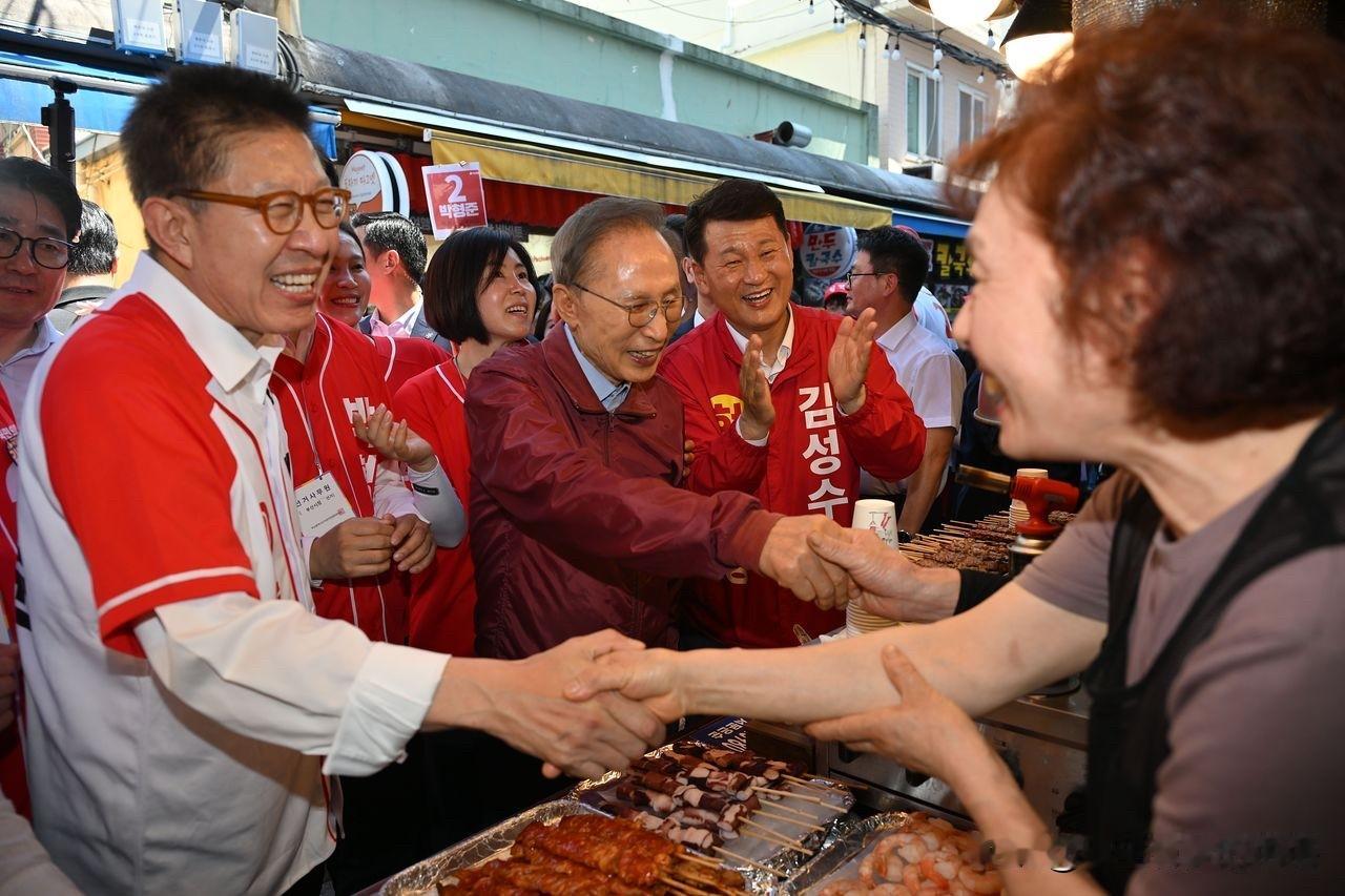 5月31日，韩国前总统李明博到访釜山海云台区，为国民力量党釜山市长参选人朴亨俊助