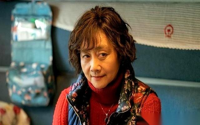 刷到黄梅莹老师，心里咯噔一下。年轻时那命，苦得像剧本里专门写出来给人哭的。爹妈