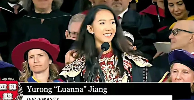 蒋雨融在哈佛演讲，穿的衣服与照片中的其他同学截然不同，别人都穿学士服，只有蒋雨融