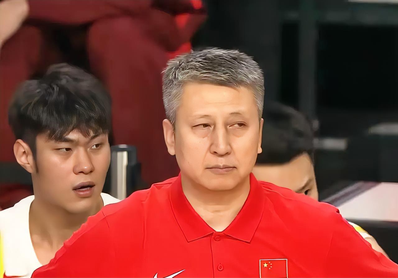 预测6月21日中国男篮对阵澳大利男篮热身赛首发名单:中锋:徐昕，226cm，