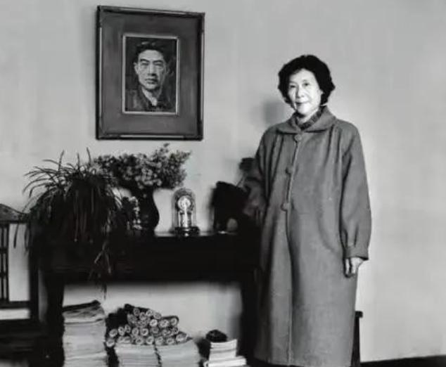 1953年，徐悲鸿猝然离世。几年后，他的妻子廖静文改嫁还生了一个儿子，可是对外她