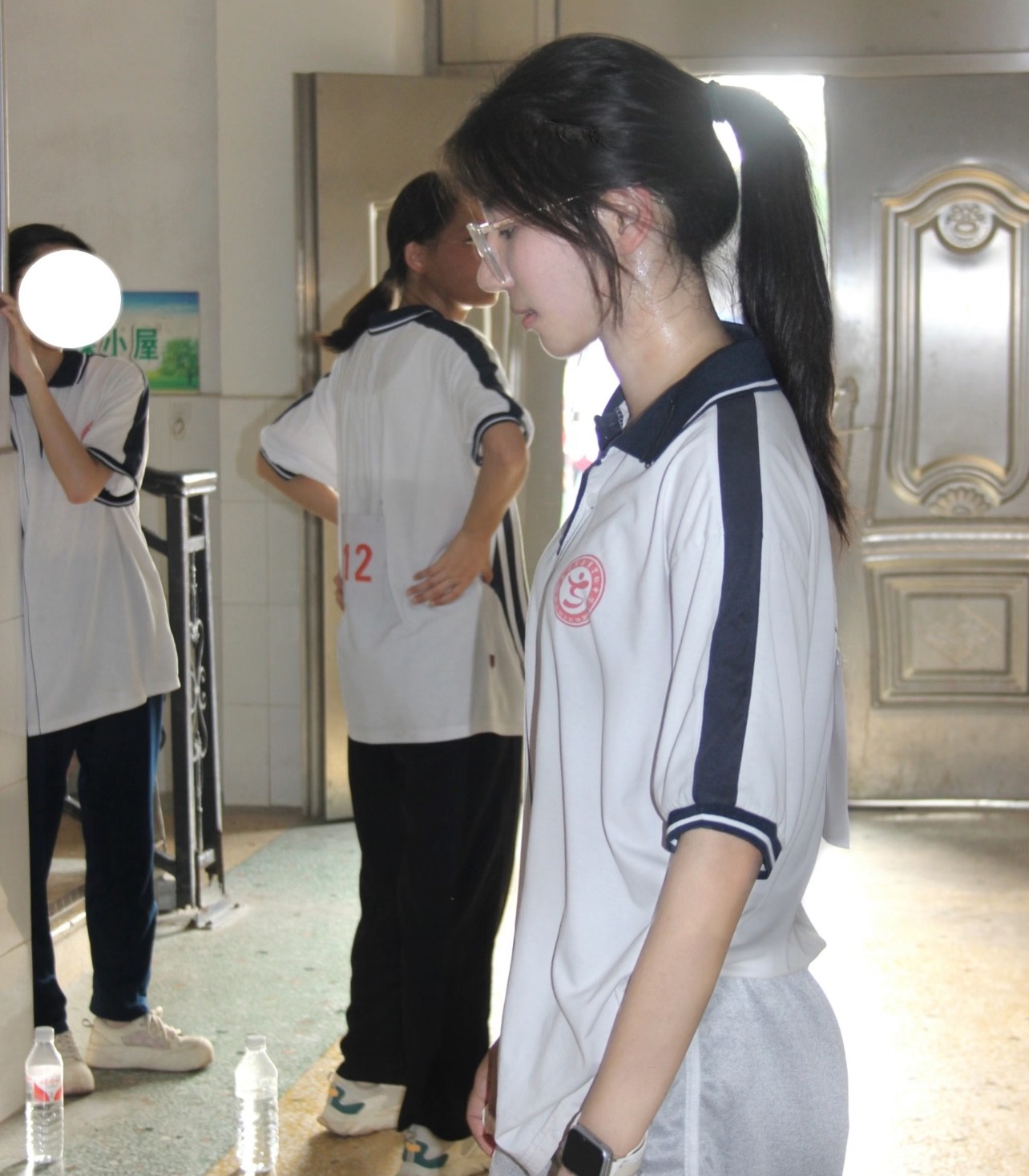 跑完400米后的女中学生