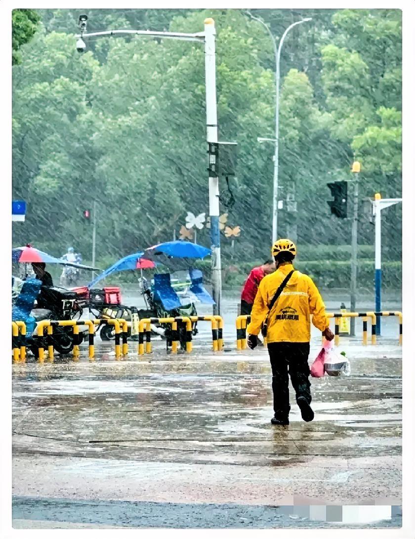 太意外！上海一外卖小哥送餐迟到半小时，顾客开门就要骂人！结果小哥从怀里掏出