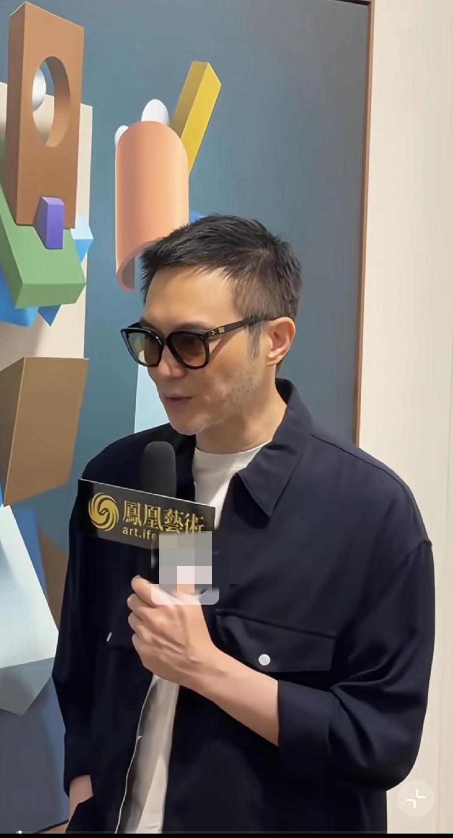 张智霖胡子真的白了，而袁咏仪则颈纹特别深，两个人都老了!3月25日，张智霖与