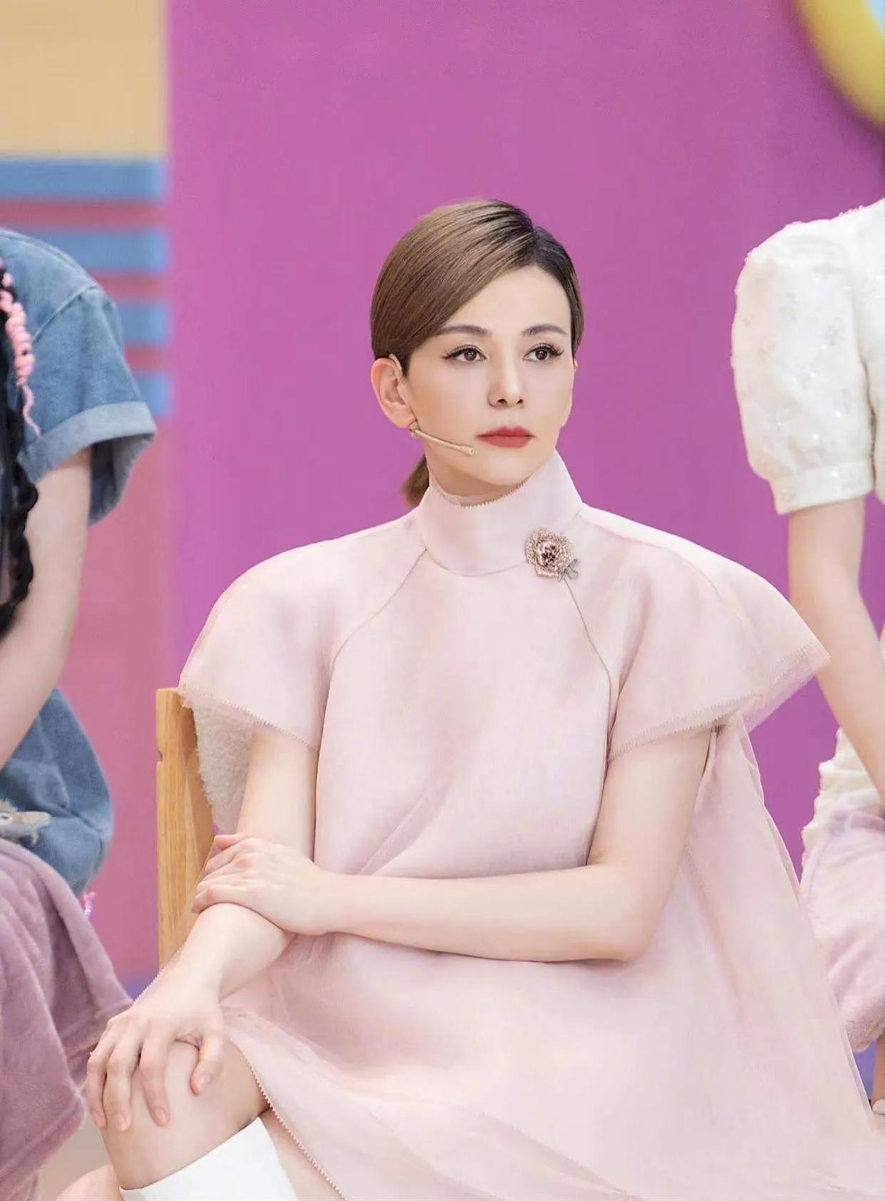 王琳的气质优雅，打扮得体，举手投足间流露出成熟女性的魅力王琳并没有因为年龄而