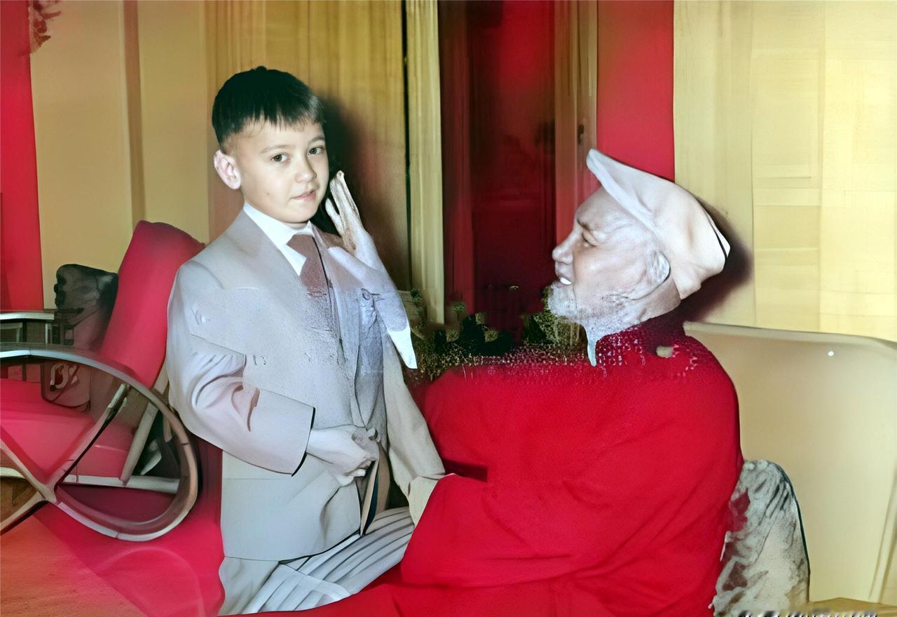 老态龙钟的蒋中正用手轻抚孙子蒋孝勇的面颊。这个动作里藏着一个老人对家族未来的