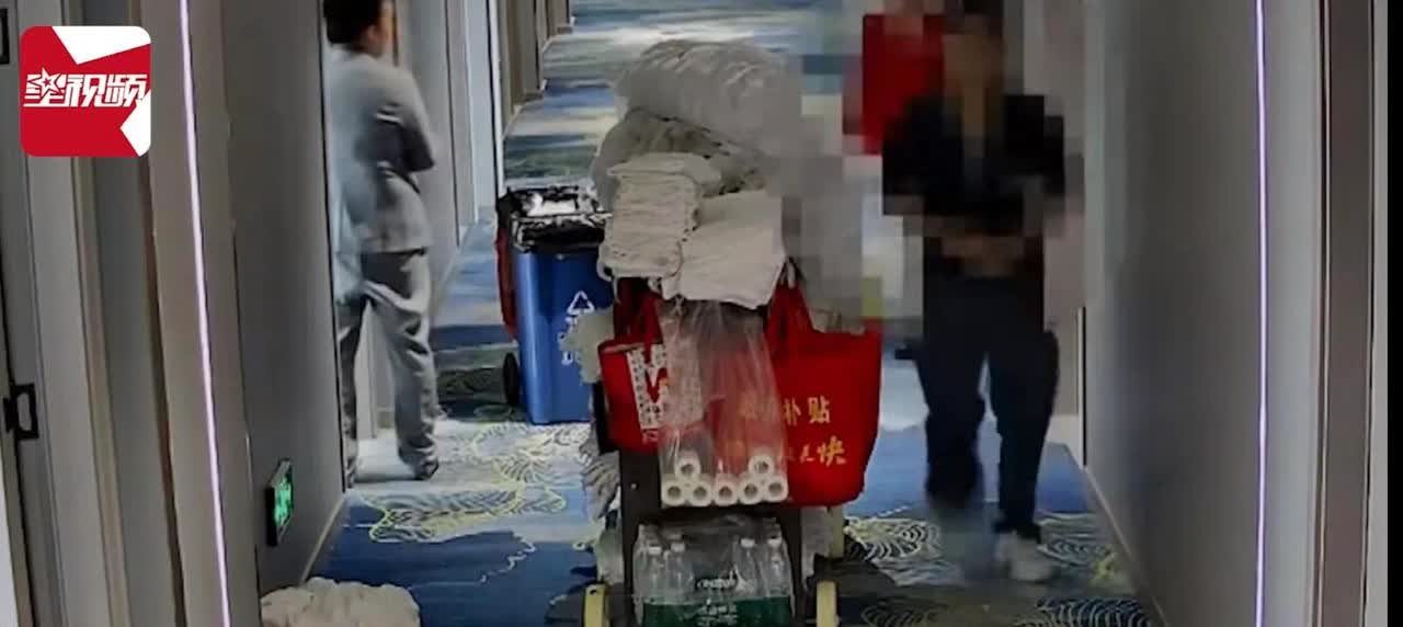 “要手机不要人？”湖北咸宁，25岁女子与男网友相约去开房时，男网友让其先去洗澡。