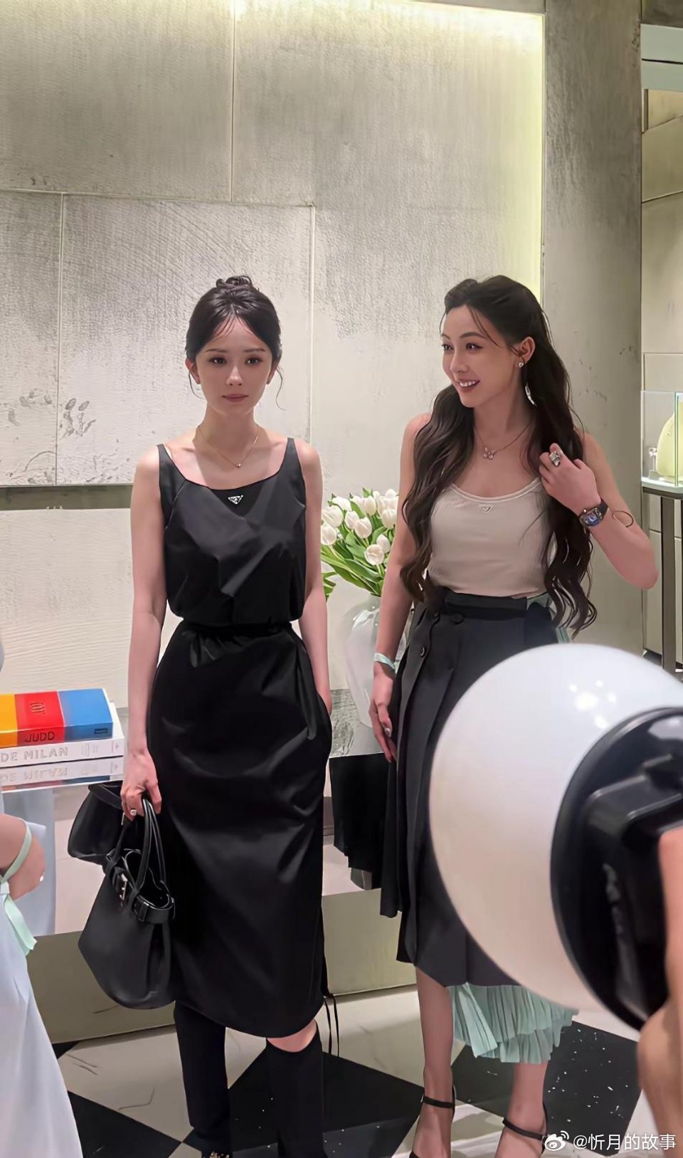 杨幂就是这么权威，脸就是小到任何人往她旁边站都会有压力明星的身板是真的又窄又薄，