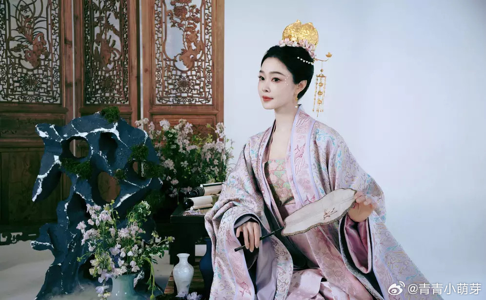 青青娱乐宋轶身穿粉色古装华服，化珍珠妆尽显明媚娇俏，手扶步摇仿若画中仙。