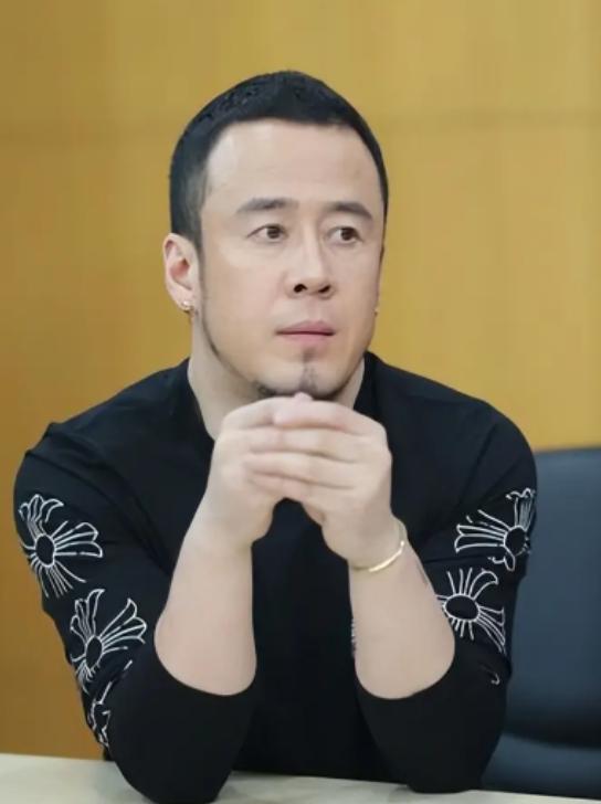 1996年，白雪正式向杨坤提出分手，离别之际，她轻轻摘下脖颈间的项链递到他手中，